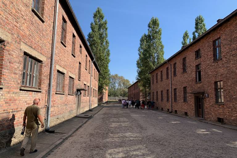 Rua dentro do campo de concentração de Auschwitz, hoje um museu, localizado na Polônia ocupada durante a Segunda Guerra