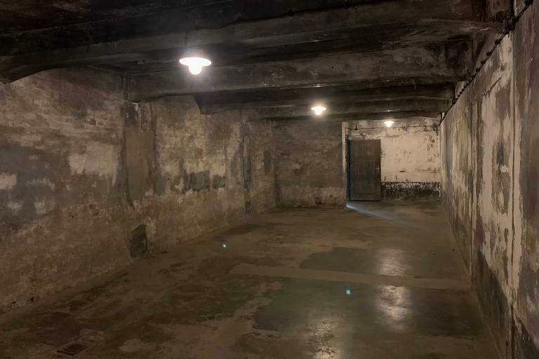 Câmara de gás para extermínio de judeus dentro do campo de concentração de Auschwitz, hoje um museu