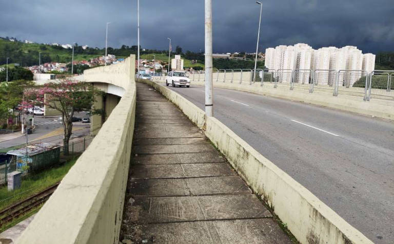 Calçada do viaduto Juvenal Antonio de Moraes