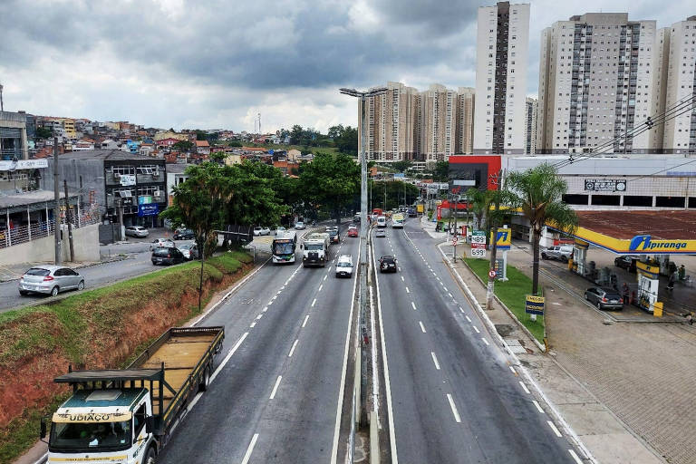 Estrada dos Romeiros, uma das principais vias de Barueri, não tem previsão de estrutura cicloviária