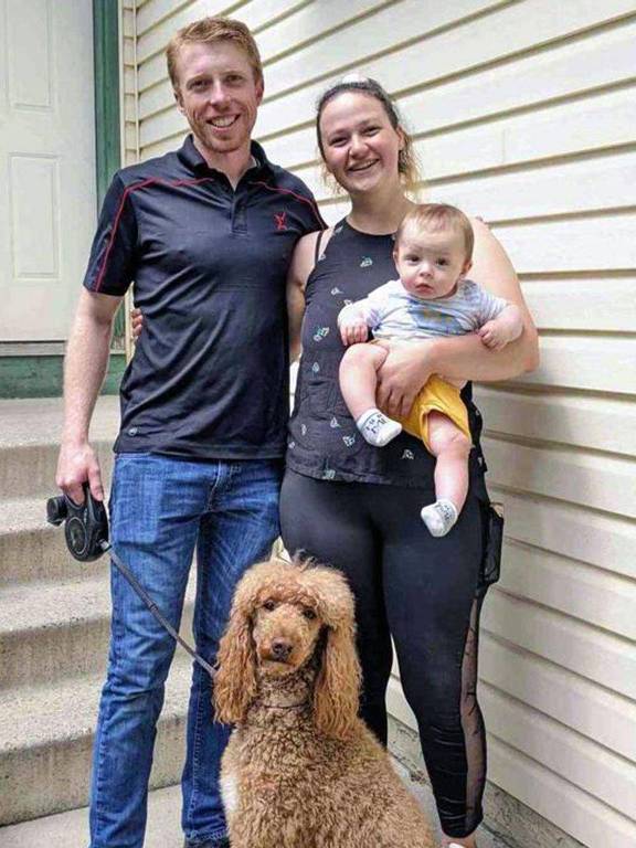 Victoria Fahey, o parceiro, bebê e cachorro