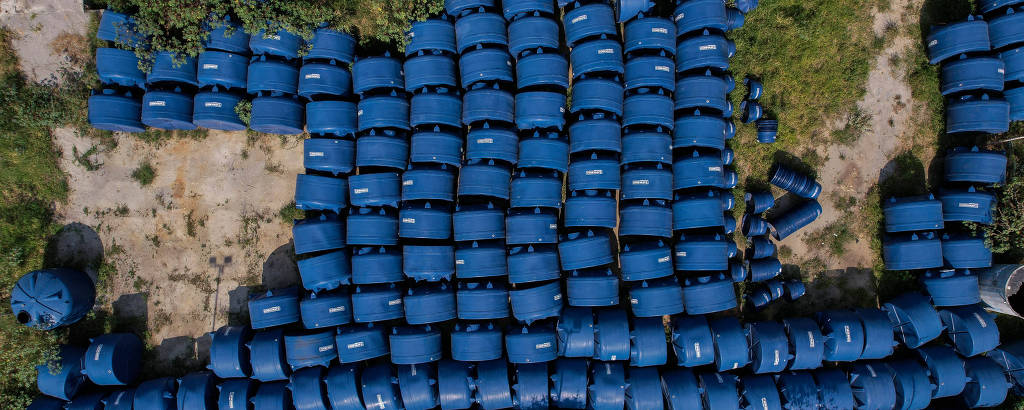 Vista aérea de cisternas estocadas em um depósito da Prefeitura de Campo Formoso (BA)