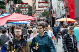 Primeiro domingo onde ruas do bairro Liberdade sao fechadas para veiculos: publico ocupa  rua Galvao Bueno fechado para passagem de veiculos