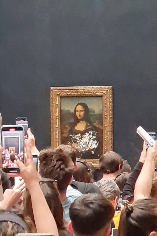 Visitantes do Louvre fotografam bolo jogado na 'Mona Lisa' em protesto de maio de 2022 contra mudanças climáticas