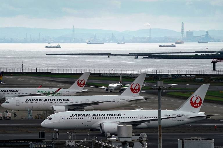Aviões da JAL parados no aeroporto de Tóquio