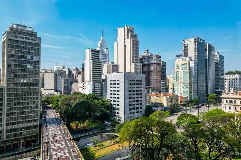 Vista aérea do centro da cidade de São Paulo; Prefeitura estima receita de R$ 110,7 bilhões na proposta de Orçamento para 2024, com principais investimentos em educação, saúde e transportes, além de recursos para mitigar efeitos das mudanças climáticas
