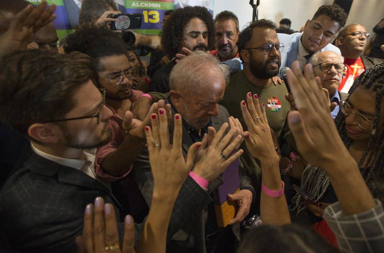 Então candidato, Lula participa de oração com evangélicos em evento de campanha de 2022; No Brasil, a esquerda pena com o segmento evangélico, o agro e a segurança pública; além disso, o identitarismo é visto como barreira