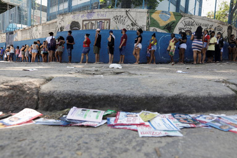 Fila de eleitores em seção no Complexo do Alemão, no Rio de Janeiro; Mudanças no perfil demográfico da população, como o avanço de evangélicos, impulsionam a direita e desafiam a esquerda; a expansão do agro e o encolhimento da indústria trazem dificuldades adicionais para o campo progressista