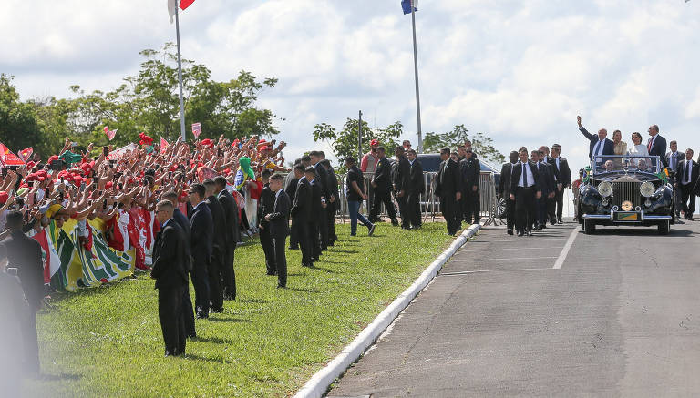 Eleito por uma frente ampla e ainda sob a sombra do golpismo bolsonarista, o terceiro mandato do presidente Lula (PT) tem sido marcado mais por uma retórica à esquerda do que por ações concretamente progressistas