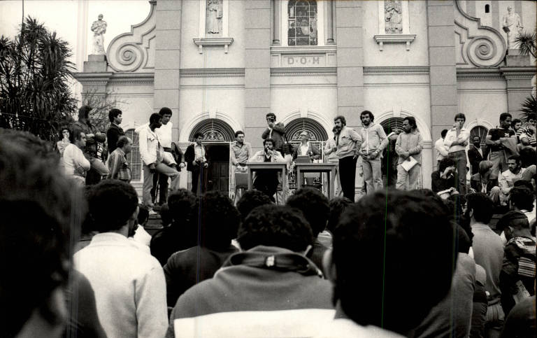 Assembleia de metalúrgicos em São Bernardo do Campo (SP), em 1980; O sindicalismo que gerou Lula e virou pilar do PT sofre com perda de influência no debate político; o movimento disputa espaço com outras causas, como o feminismo e o antirracismo