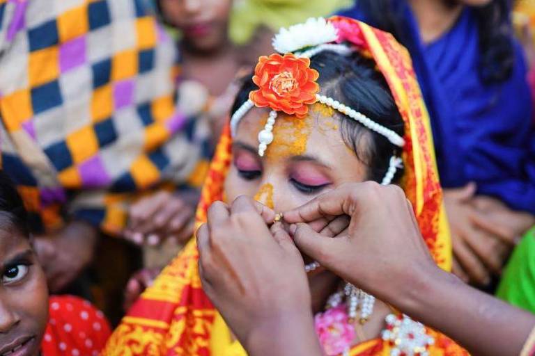 Menina sendo enfeitada para casamento em Bangladesh
