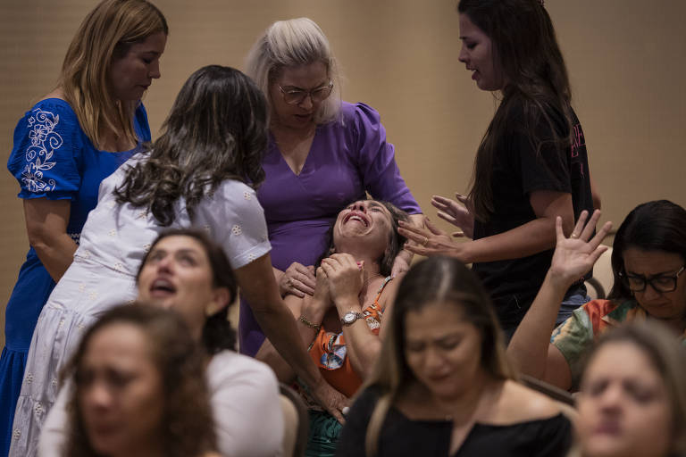 Evento auxilia mulheres evangélicas em busca de marido - 03/10/2023 -  Cotidiano - Folha