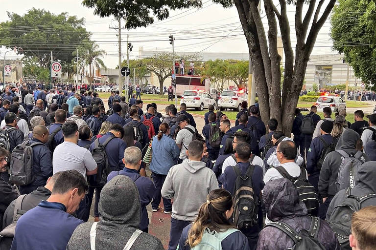 Os metalúrgicos da Embraer, em São José dos Campos, entraram em greve nesta terça-feira (3), após rejeitarem a proposta da empresa, que oferece apenas reposição da inflação aos salários, de 4.06%, e redução de direitos