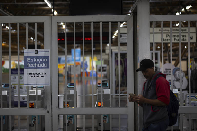 Estação Tatuapé do metrô fechada durante a greve