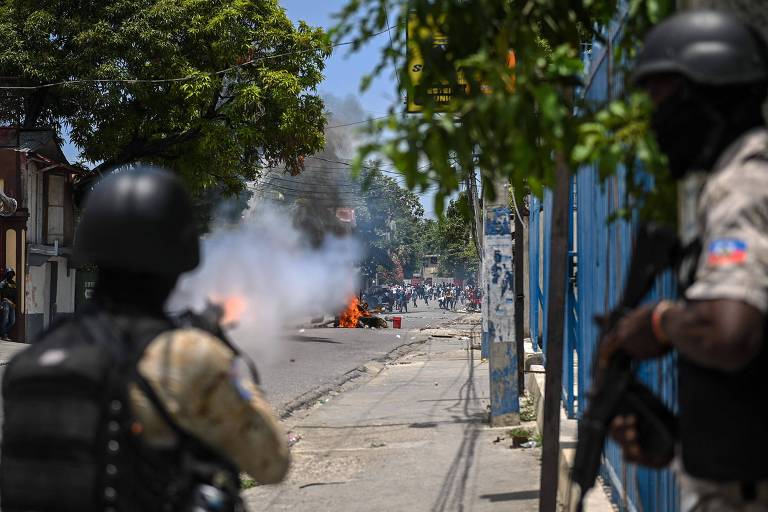 Policial dispara bomba de efeito moral durante protesto em Porto Príncipe contra a violência de gangues 