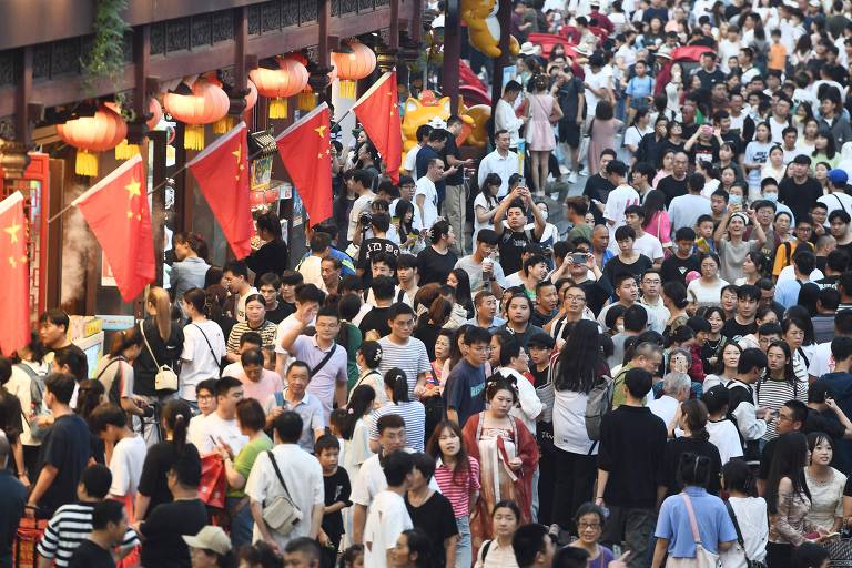 Chineses visitam templo em Nanjing durante um dos feriados da 'Golden Week'