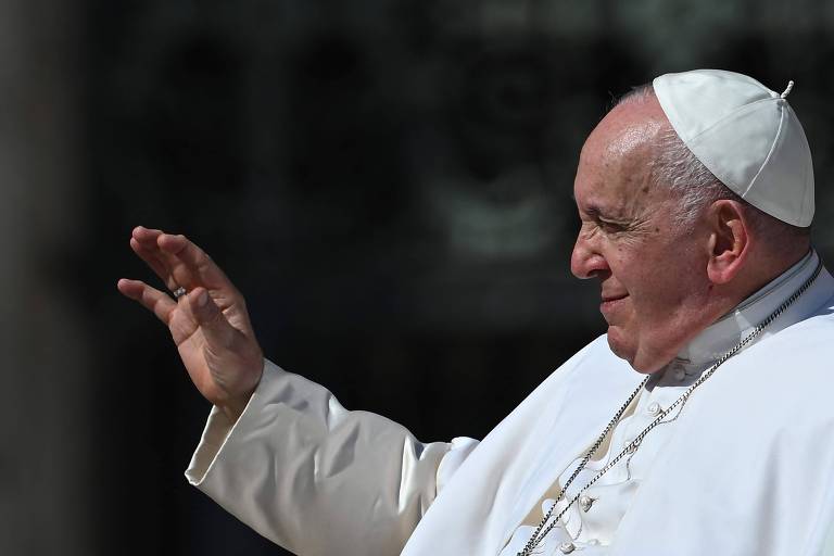O papa Francisco cumprimenta fiéis na praça de São Pedro, no Vaticano
