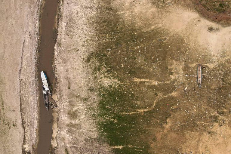 Vista de drone de barcos em lago seco