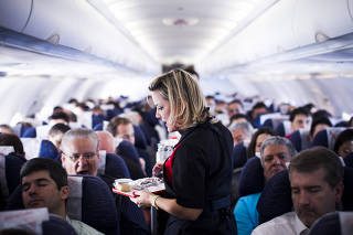 Avaliação de conforto, entretenimento, serviço de bordo e tecnologia disponível para os passageiros