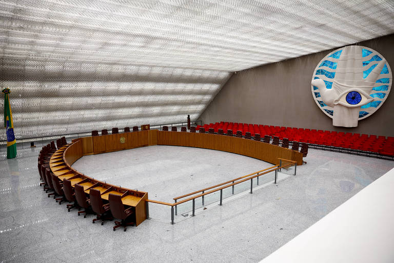 A origem dos ministros é dividida em três partes iguais: juízes de tribunais regionais federais, desembargadores de tribunais de justiça dos estados e advogados ou integrantes do Ministério Público