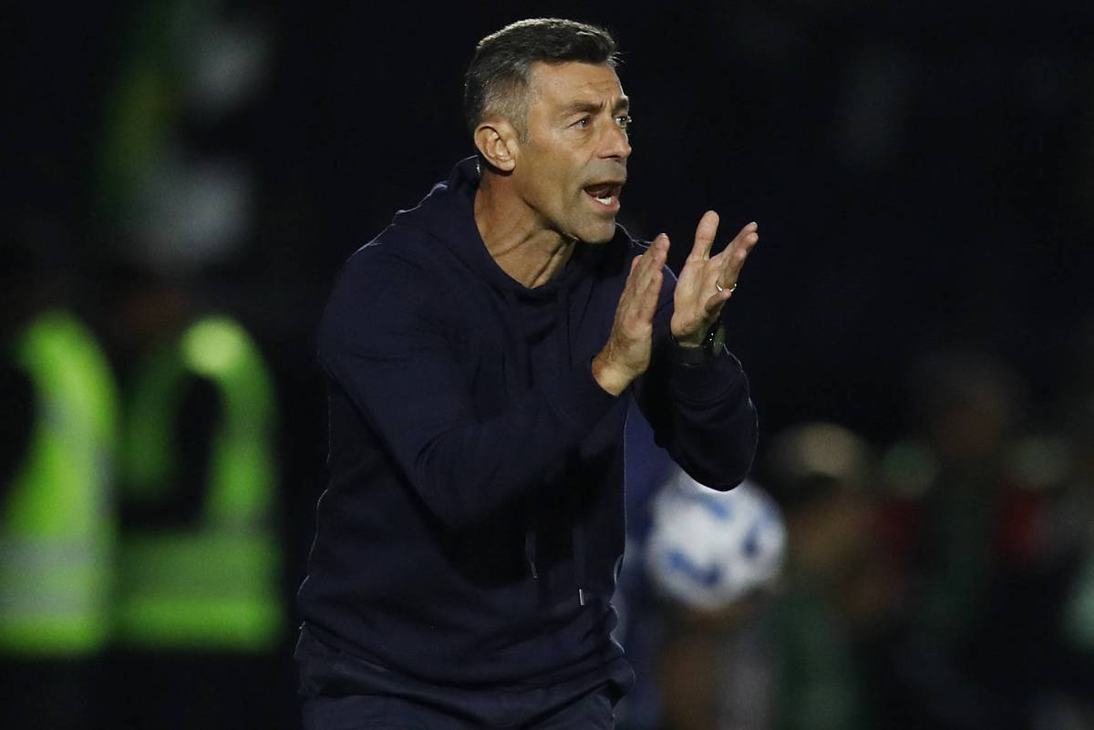 Santos contrata técnico português Pedro Caixinha