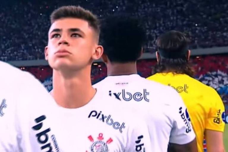 Jogadores do Corinthians ficam ao contrário no hino e viram meme