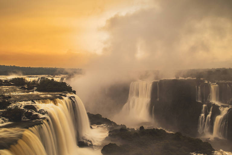 Veja o passeio que explora o nascer do sol nas Cataratas do Iguaçu