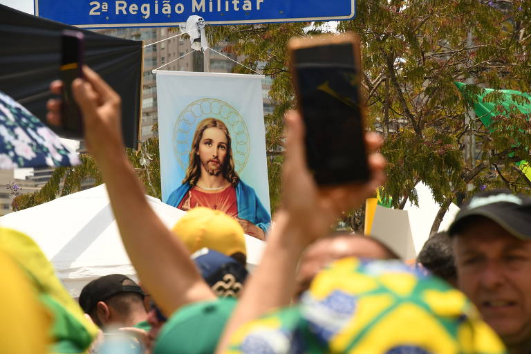Para especialistas, a esquerda está em desvantagem em relação à direita na batalha digital, e pioneirismo, discurso polarizado e monetização explicariam a disparidade; na foto, apoiadores de Jair Bolsonaro reunidos em São Paulo pedem ação golpista após a derrota dele na eleição presidencial de 2022