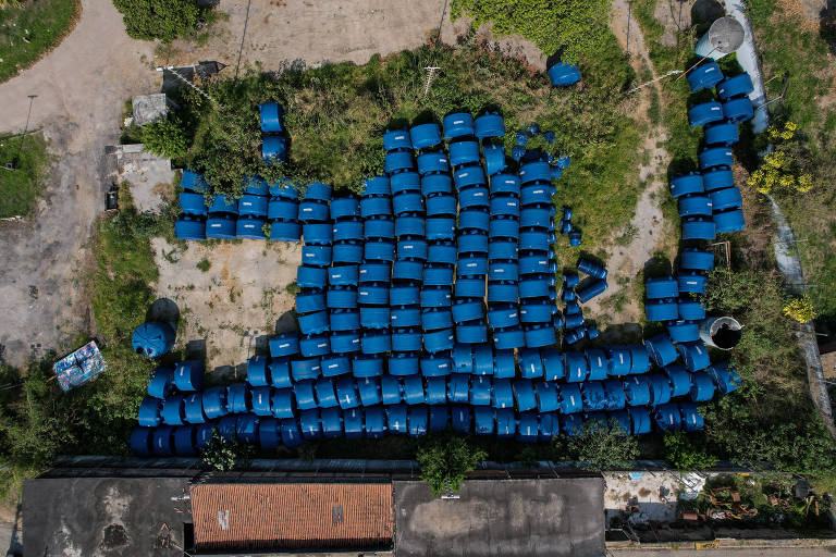 Vista aérea de cisternas estocadas em um depósito da Prefeitura de Campo Formoso (BA); cidade tem caixas-d'água estocadas e distribuídas a conta-gotas; a cidade é berço político do deputado federal Elmar Nascimento (União Brasil), um dos líderes do centrão; ele nega interferência política