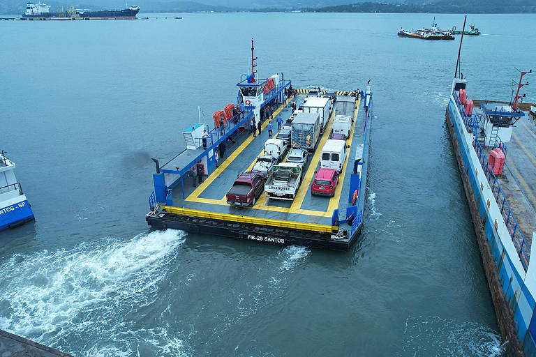 imagem aérea de balsa com carros no mar