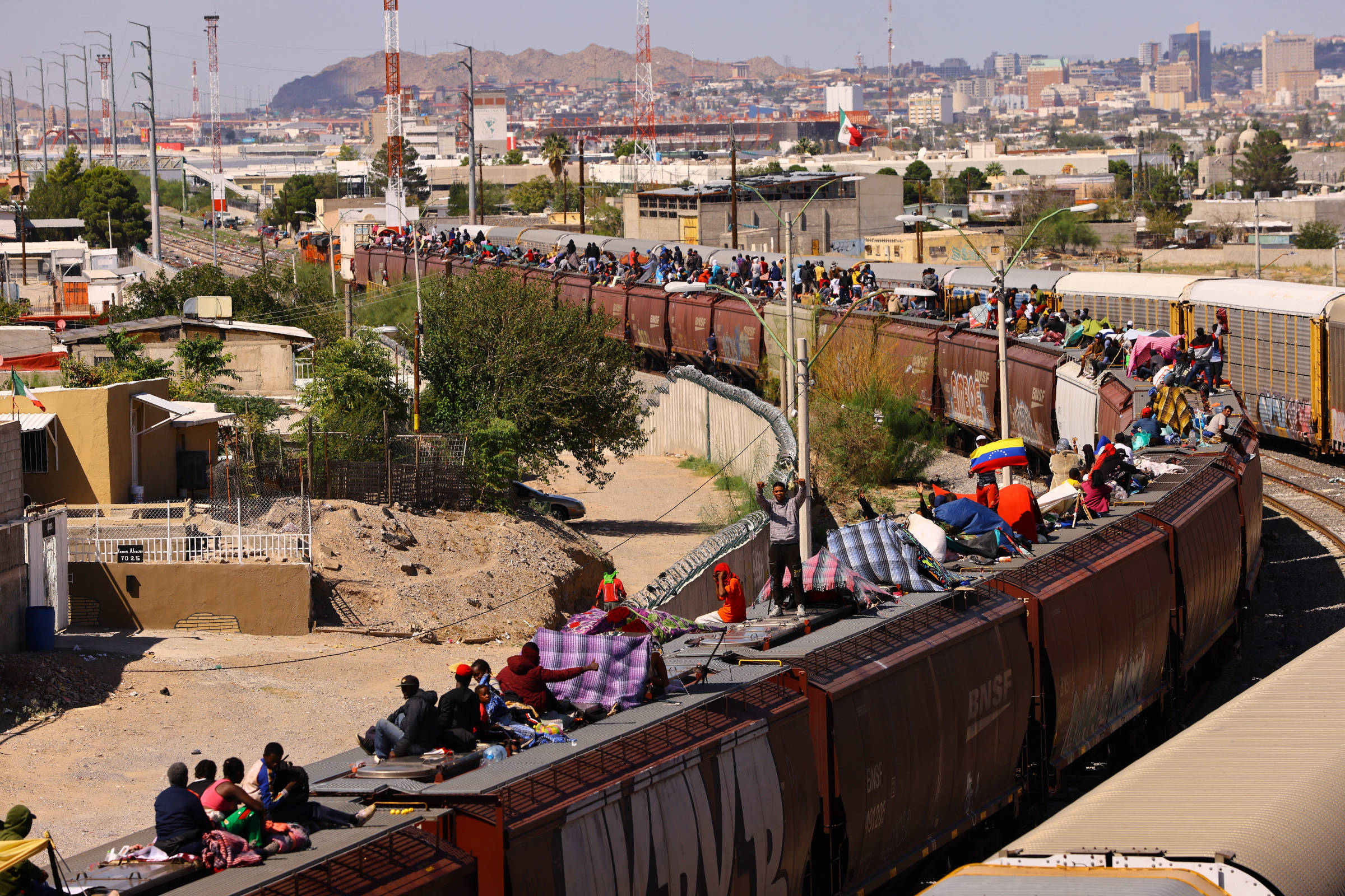 Cargo trains with migrants in Mexico leave families stranded in the middle of the desert