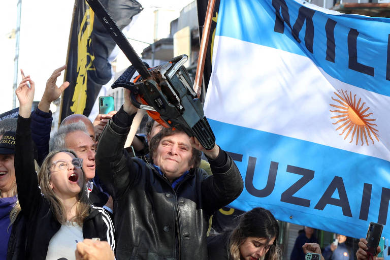 Candidato Javier Milei ergue motosserra entregue por apoiadores durante carreata em Buenos Aires, na Argentina 