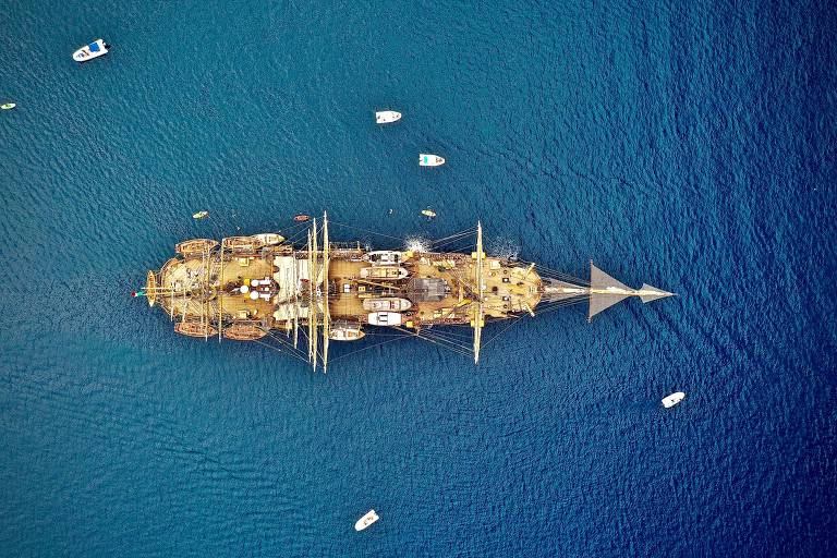 Imagem aérea mostra a vista de cima do navio Amerigo Vespucci navegando em mar aberto