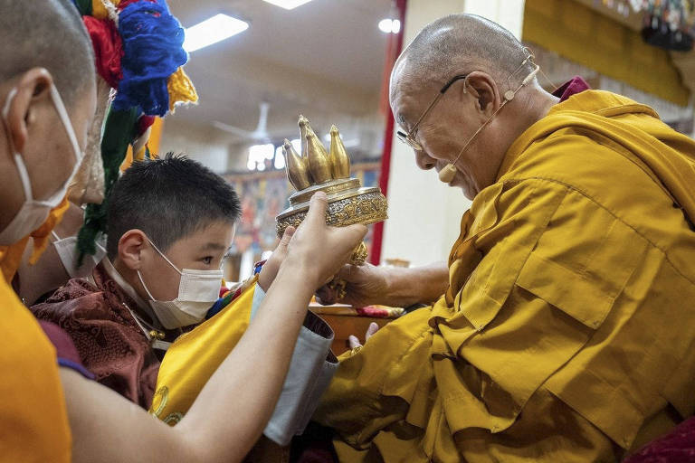 Dalai Lama presenteia A. Altannar, menino de 8 anos nomeado reencarnação do Bogd