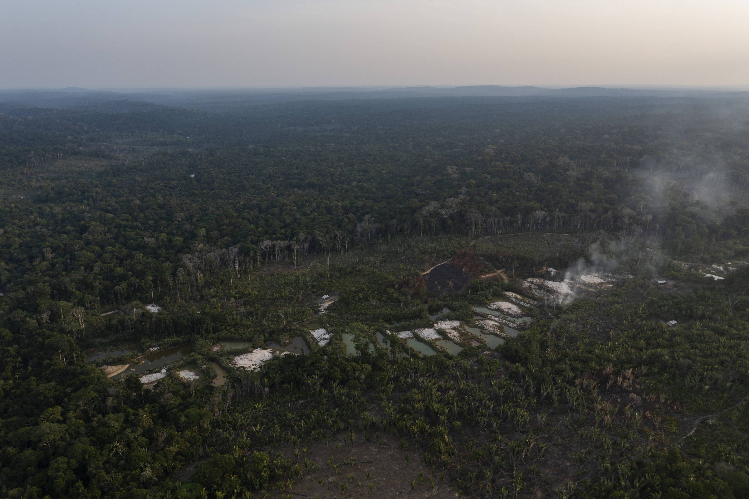 Vista de drone de áreas abertas para garimpo no meio da floresta