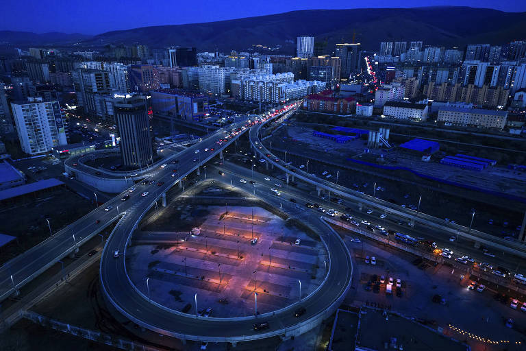 Viaduto contruído com investimento chinês em Ulaanbaatar, na Mongólia