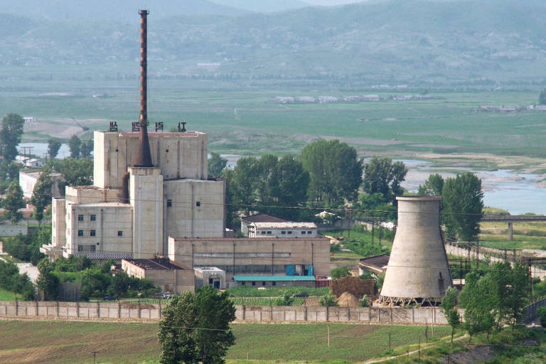Coreia do Norte paralisa reator nuclear para produzir bombas, diz jornal