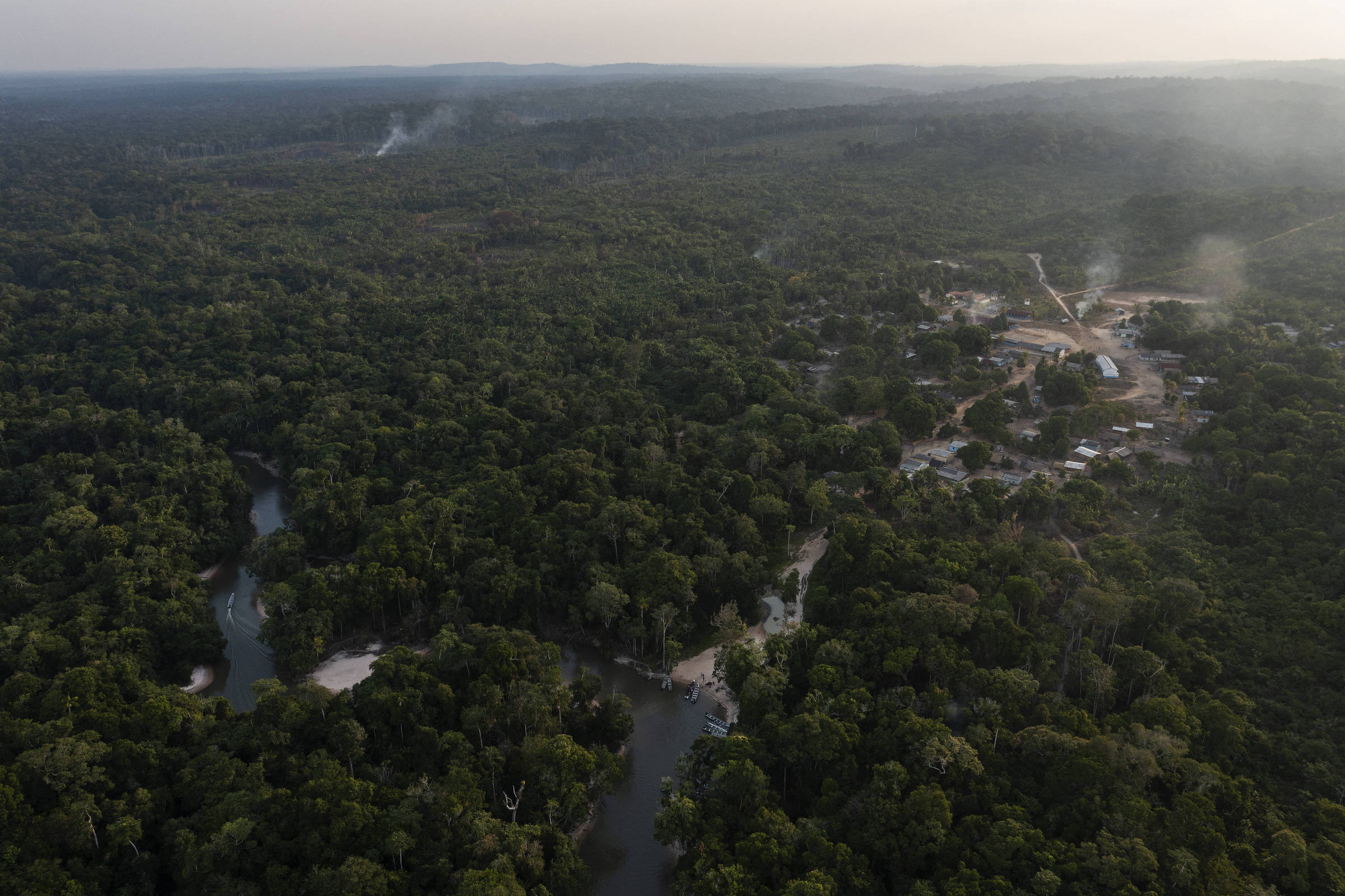 Vista de drone da aldeia no meio da floresta preservada