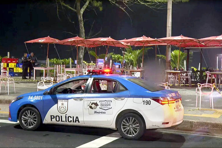Carro da polícia em frente a quiosque onde médico foram baleados, no Rio de Janeiro