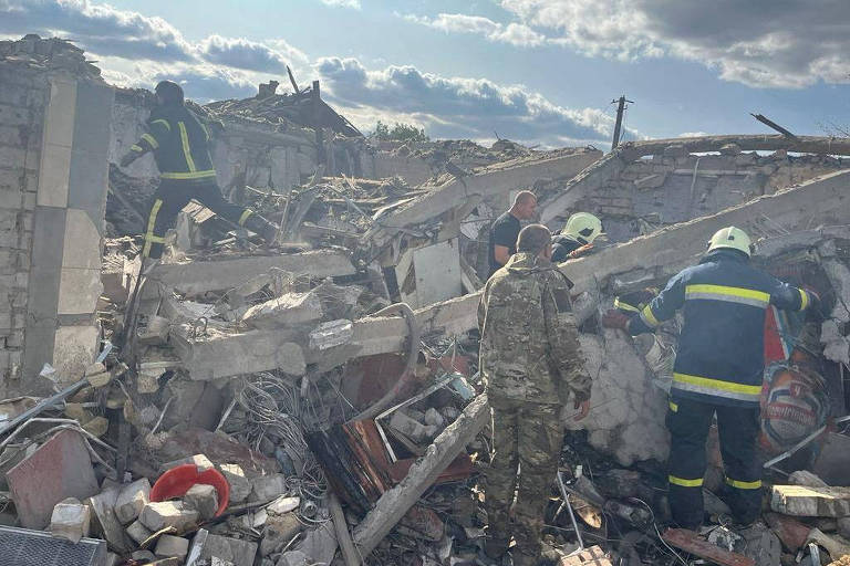 Bombeiros e militares participam de resgate de vítimas do ataque em Hroza, na região de Kharkiv