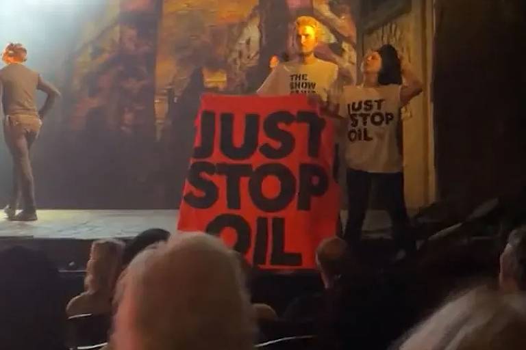 Manifestantes do grupo Just Stop Oil em apresentação da peça 'Les Misérables'