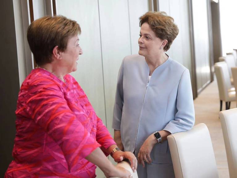 Kristalina Georgieva, do FMI, com Dilma Rousseff, do NDB, durante visita da primeira a Xangai