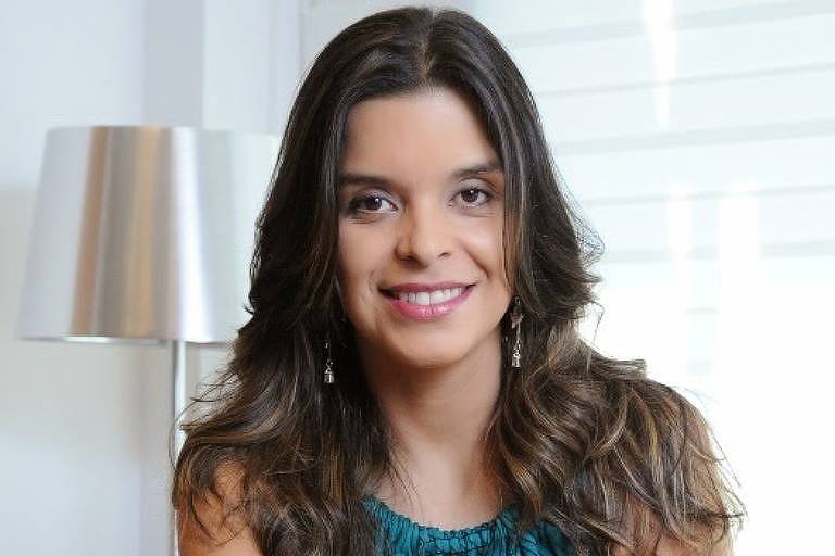 Vivian de Oliveira sorri sem graça