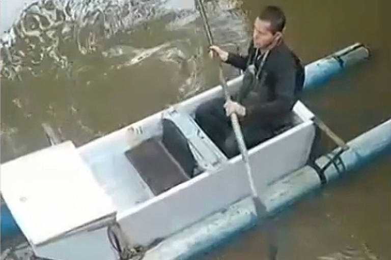 Homem transforma geladeira em barco para sair de casa no RS
