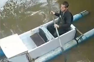 Homem usa geladeira como barco