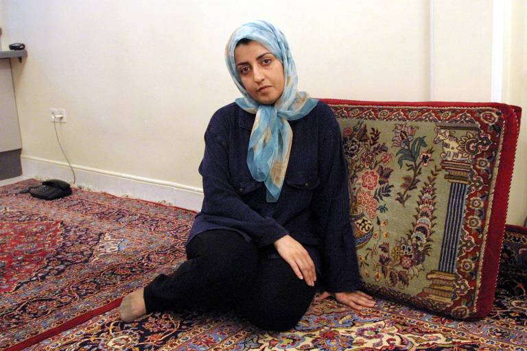 A ativista iraniana Narges Mohammadi em sua casa em Teerã, no ano de 2001