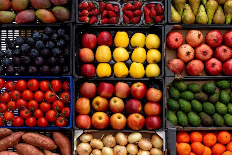 frutas e verduras coloridas em caixas
