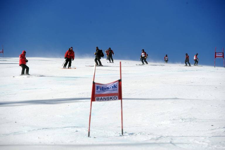 Esquiadores praticam esporte em montanha na cidade de Bansko, na Bulgária