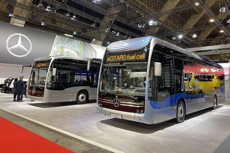 Mercedes-Benz eCitaro, ônibus elétrico que pode receber uma pilha de hidrogênio, é exibido pela marca alemã no Busworld, feira realizada em Bruxelas