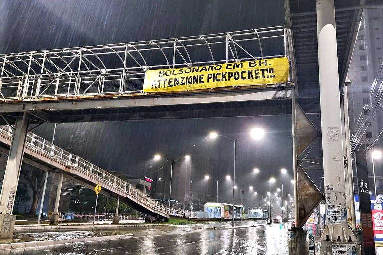 A foto mostra faixa em viaduto de Belo Horizonte com a frase "Bolsonaro em BH. Attenzione. Pickpocket.
